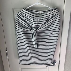 Kingdom and State size large tie front pencil skirt